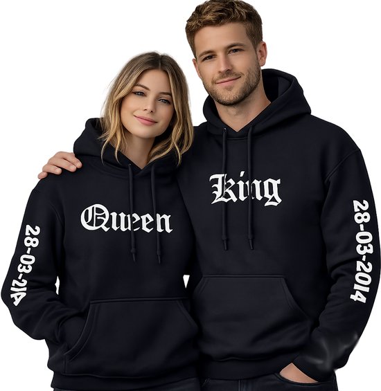 Homme et femme portant des sweats à capuche noirs. Le sweat de la femme dit 'Queen' et celui de l'homme dit 'King'. La date '28-03-2014' est inscrite sur les deux manches.