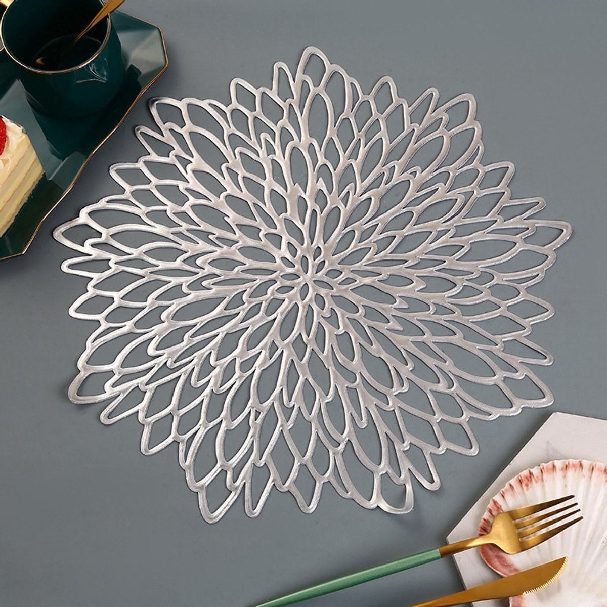 6 wasbare PVC-placemats voor eettafel, holle onderlegger, isolerende placemat, ronde bloemendecoratie (Zilver, 38 cm)