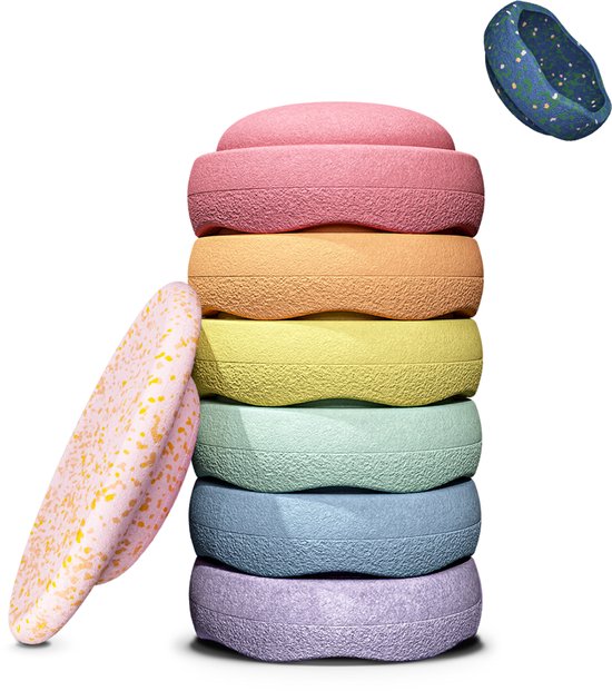 Stapelbare schijven in pastelkleuren: roze, oranje, geel, mintgroen, blauw, paars. Eén schijf ligt ernaast met spikkels.