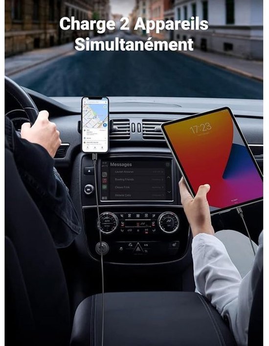 Twee personen laden een telefoon en tablet op in een auto met een UGREEN autolader.