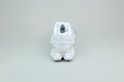 Achterkant van een witte New Balance sneaker met een dubbele zool.