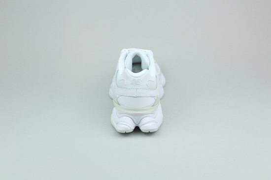 Achterkant van een witte New Balance sneaker met een dubbele zool.