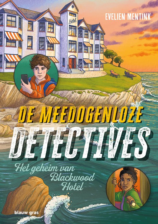 Boekcover 'De Meedogenloze Detectives 2 - Het geheim van Blackwood Hotel' met een jongen die op zijn telefoon kijkt en een meisje dat een lamp vasthoudt, voor het Blackwood Hotel.
