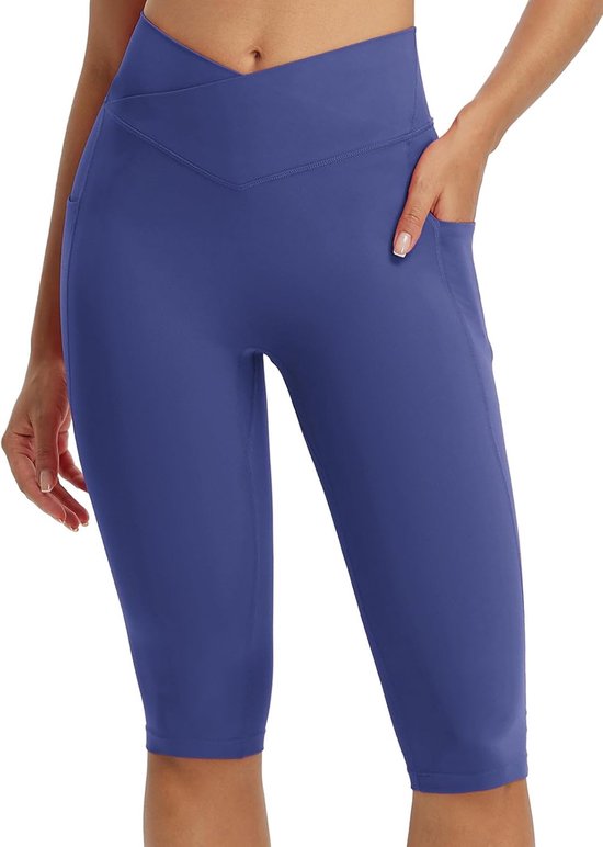 Paarse capri sportbroek met V-tailleband en zijzakken. Een hand steekt in een zak.