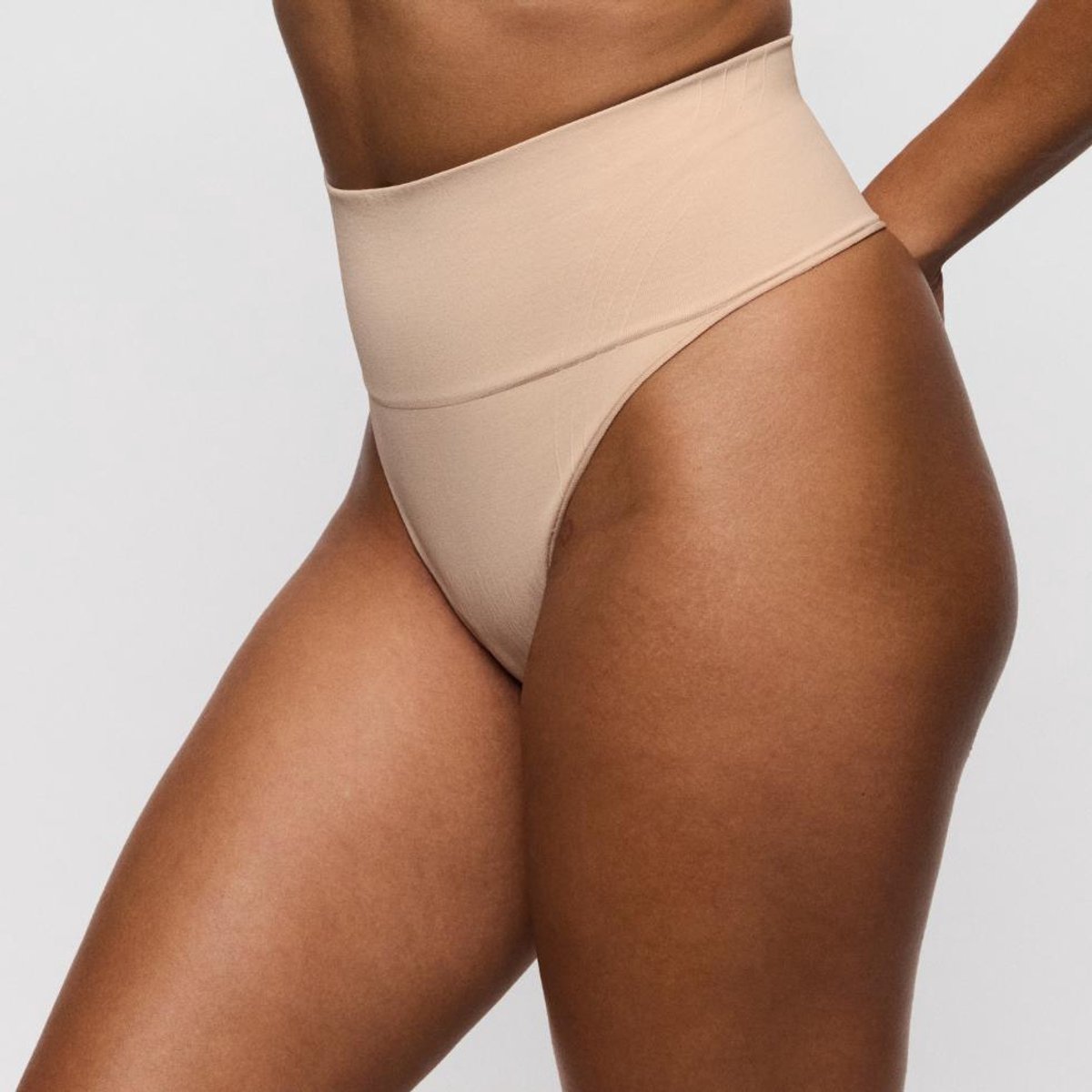 PrimaDonna Nudda Corrigerende String 0663611 Caffe Latte - maat 44
