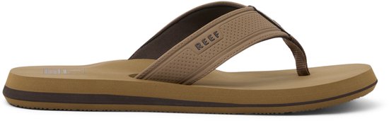 Bruine Reef teenslipper met suède bandjes en perforaties. Zwarte en bruine zolen.