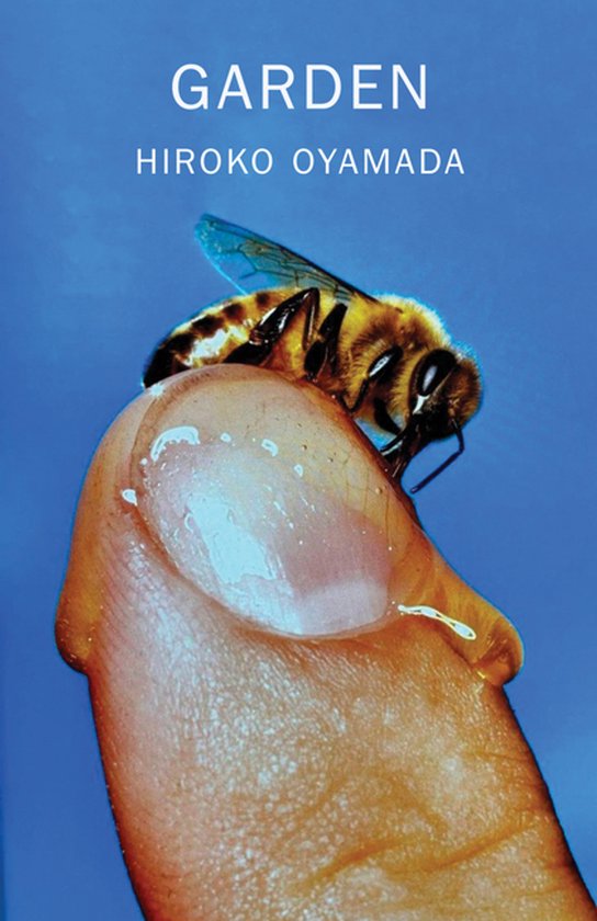 Een bij met vleugels en strepen zit op een duim. De tekst 'GARDEN' en 'HIROKO OYAMADA' staat erboven.