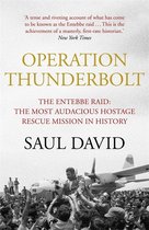 Boek 'Operation Thunderbolt' met de ondertitel 'The Entebbe Raid: The Most Audacious Hostage Rescue Mission in History' door Saul David. Omslag toont een menigte en soldaten die een man toejuichen bij een vliegtuig.