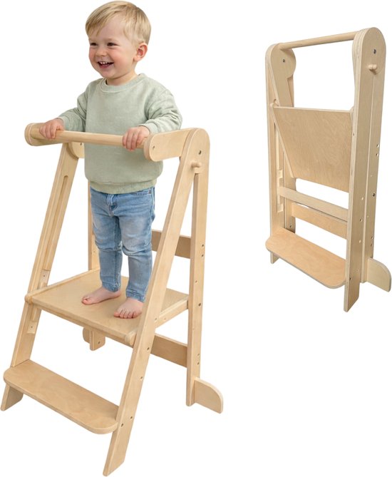 Een lachende jongen in spijkerbroek staat op de houten leertoren. Naast de opgebouwde leertoren staat de ingeklapte leertoren.