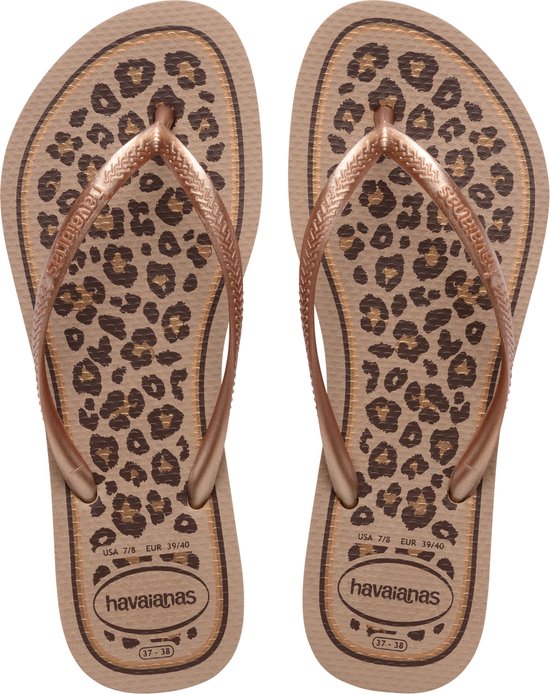 Twee nude Havaianas slippers met luipaardprint op de zool en rosé gouden bandjes. De zolen zijn geribbeld.