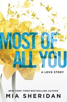 Boekomslag 'Most of All You', een liefdesverhaal, met een gele narcis en gele bloemblaadjes die uiteenspatten.