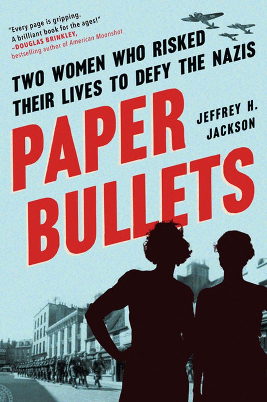 Couverture du livre : Deux femmes qui ont risqué leur vie pour défier les nazis. Titre : PAPER BULLETS. Avec des avions et deux silhouettes.