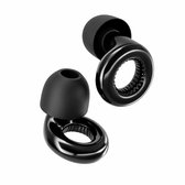 Zwarte oordopjes, twee stuks, met zilverkleurige ringen.