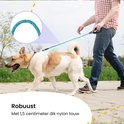 Man loopt met hond aan een turquoise riem van 1,5 cm dik nylon touw