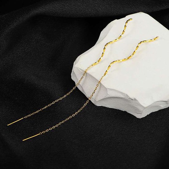 Gouden doortrekoorbellen met gedraaide staaf en fijne ketting, gepresenteerd op een witte steen.