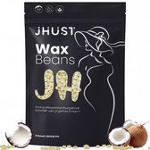 Zwarte verpakking JHUST Wax Beans met witte opdruk en witte wax bonen. Kokosnoten ernaast.