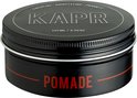 Zwart blikje KAPR Pomade met rode letters 'POMADE' op de zijkant.