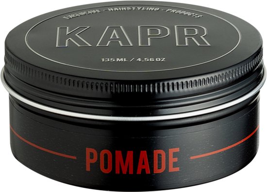 Zwart blikje KAPR Pomade met rode letters 'POMADE' op de zijkant.