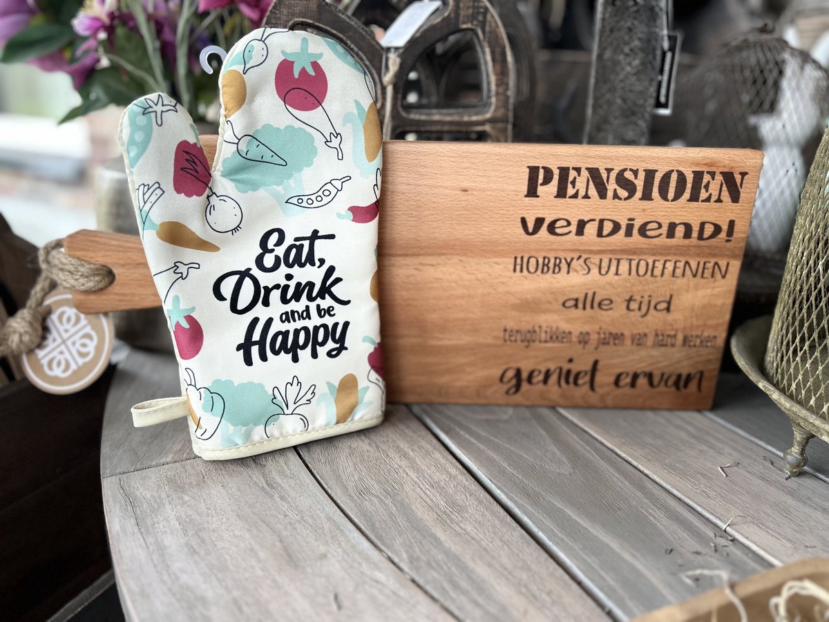 Creaties van Hier - Serveerplank pensioen + ovenhandschoen Eat Drink & be Happy - pensioen - Hout - 49 cm
