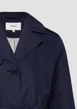 Detail van een donkerblauwe s.Oliver trenchcoat met knoop en kraag.