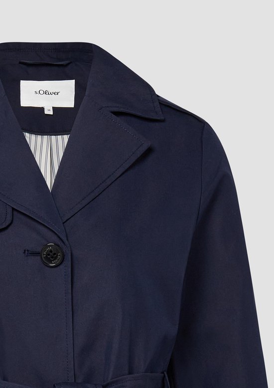 Detail van een donkerblauwe s.Oliver trenchcoat met knoop en kraag.
