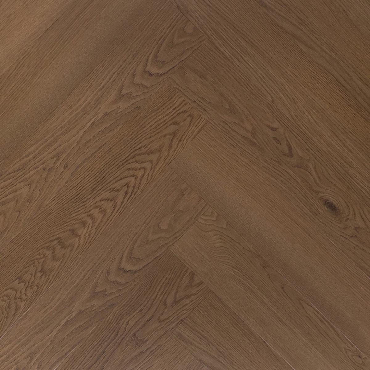 Otium nxt Mica visgraat Dryback pvc – 10713 Mica herringbone Dryback in donker eik is een verlijmbare PVC visgraatvloer die diepte en rust combineert met een klassiek legpatroon.