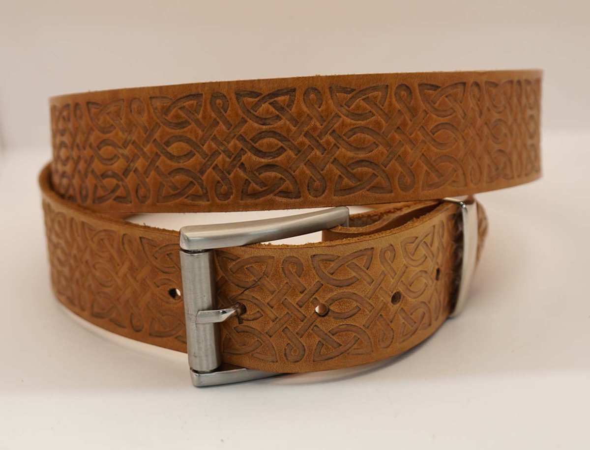 Leren buckle met oneindige knoop in het beige lengte 125 cm - keltische leren riemen in lengte 125 cm - celtic lederen riem in de lengte 125 cm - mooie bewerkt riem met oneindige knoop - eeuwige knopen op een echte leren beige riemen