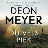 Boekcover met de titel 'Duivels Piek' door Deon Meyer. Een man staat op een rotsachtig berglandschap.