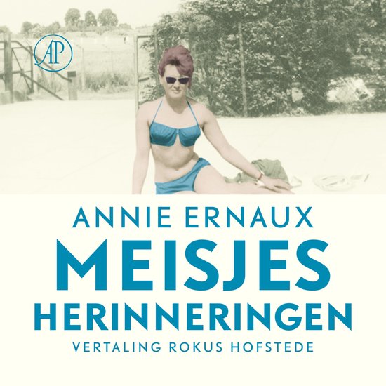 Vrouw in blauw bikinipakje met zonnebril, zittend bij een zwembad. Titel: ANNIE ERNAUX MEISJES HERINNERINGEN.