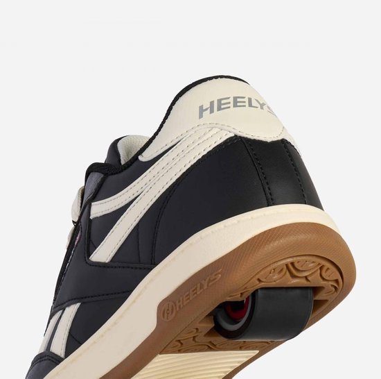 Detail van zwarte Heelys met beige hiel, gumkleurige zool en zichtbaar wiel.