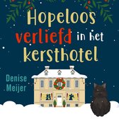 Boekcover "Hopeloos verliefd in het kersthotel" met een winters kersthuis, kerstversiering, en een zwarte kat. Geschreven door Denise Meijer.