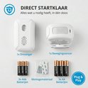 Witte ontvanger en witte bewegingssensor, met AAA en AA batterijen en montagemateriaal. 'DIRECT STARTKLAAR'. 'Plug & Play'.