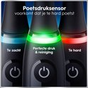 Close-up van de Oral-B iO tandenborstel met poetsdruksensor die blauw (te zacht), groen (perfect) en rood (te hard) aangeeft.