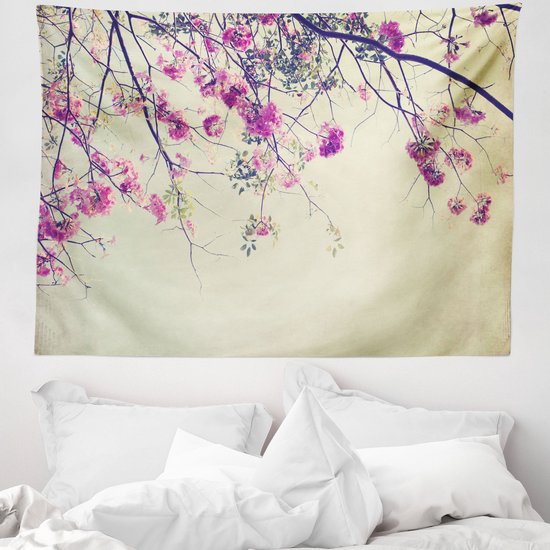 Takken met roze bloesems tegen een zachte, crèmekleurige achtergrond.