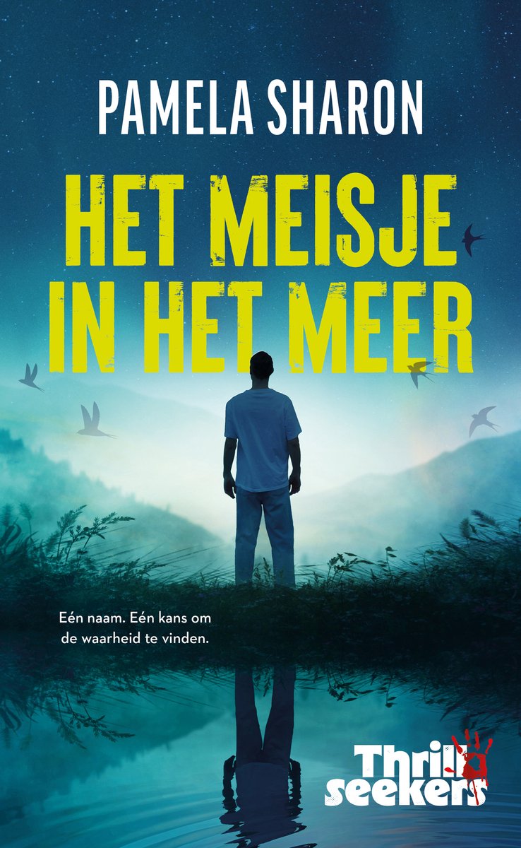 Een man staat aan de oever van een meer bij nacht. Titel: Het Meisje in het Meer.
