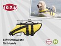Trixie zwemvest voor honden in maat M, geel met zwarte strepen, met maten aangegeven. Hond draagt het vest in water.