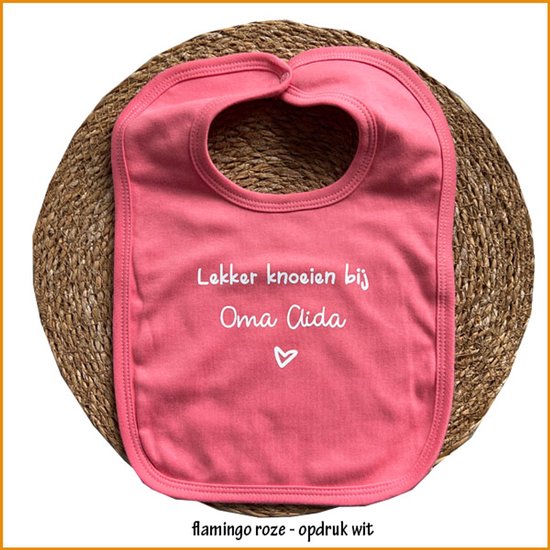 Slab - Flamingo Roze - met tekst "Lekker knoeien bij" - gepersonaliseerd met zelf in te vullen naam - drukknoopsluiting - 100% katoen - gepersonaliseerde slab van Pukki — afbeelding 3