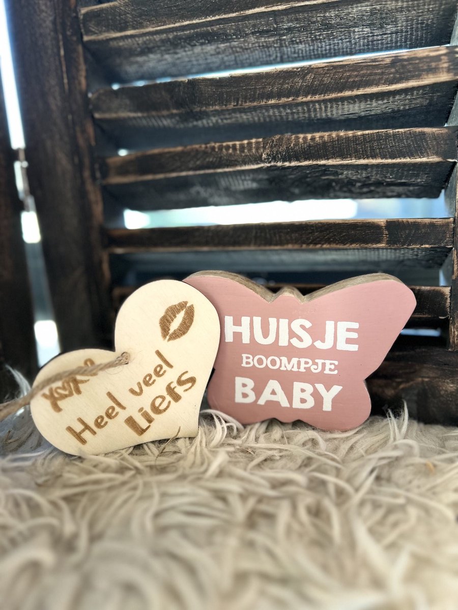 Creaties van Hier - Vlinder huisje boompje baby- baby roze - 10x8 cm – Kraamcadeau - baby
