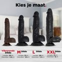 Vier dildo's in verschillende maten en kleuren: bruin (20cm), roze (21cm), zwart (26cm) en donkerbruin (31cm).