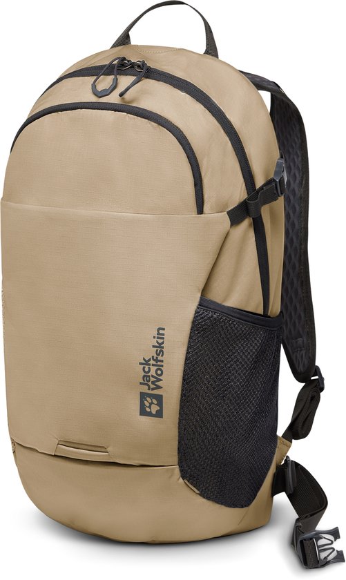 Sac à dos beige avec fermeture éclair, détails coordonnés noirs et logo Jack Wolfskin sur le devant. Poches latérales en maille noire.