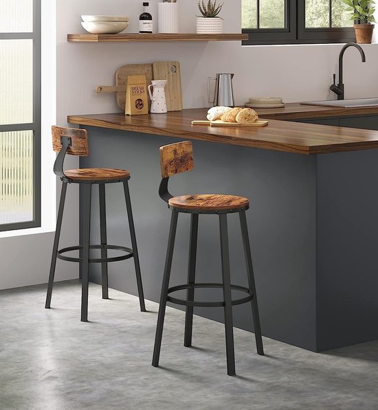 Twee industriële barstoelen met houten zitting en rugleuning, metalen frame, in een keuken.