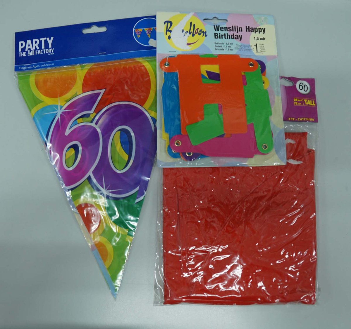 Verjaardag versierpakket 60 jaar met rood cijfer - slinger 60 - opblaasletter rood 60 - slinger Happy Brithday - slingers voor 60 jarige leeftijd - versiering voor 60 jarige bestaan - feest versiering voor 160 jarig verjaardag - versiering 60 jaar