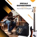 Man speelt op een sunburst basgitaar naast een Finesse basversterker.