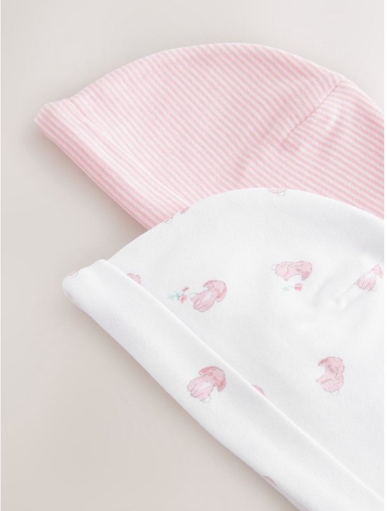 Twee baby mutsjes, een roze gestreept en een met olifantjesprint.