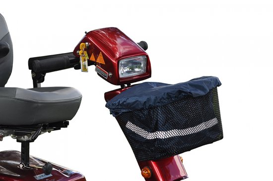 Donkerblauwe mand met reflecterende streep voorop een rode scootmobiel.
