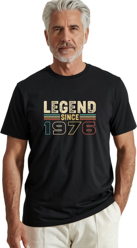 Grijsharige man in zwart T-shirt met tekst 'LEGEND SINCE 1976' in retro kleuren.
