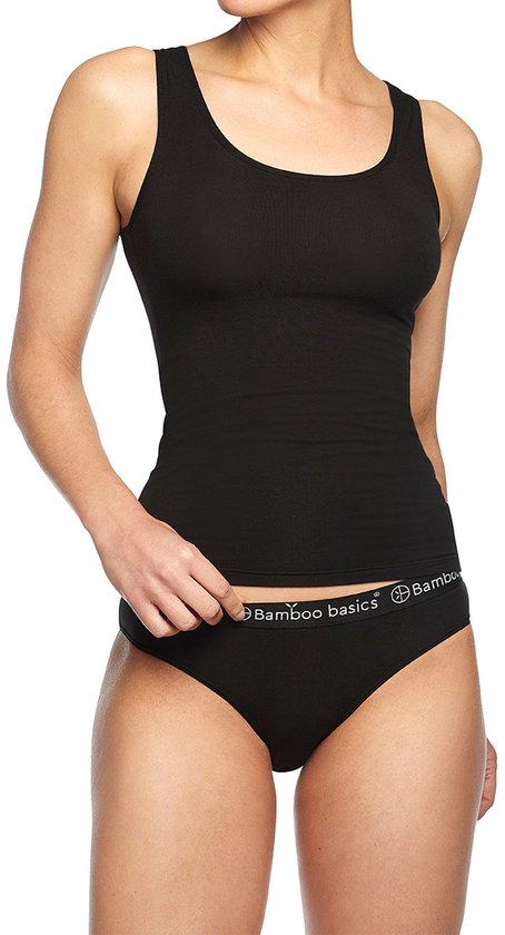 Model in een zwarte bamboo basics tanktop en slip met logo band.