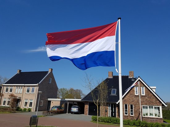 NR 103: Nederlandse vlag Nederland 120x180 cm Premium kwaliteit. Vlag Nederland! Voor masten van 5 meter.