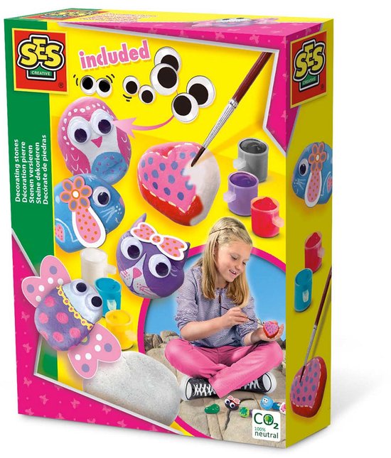 Doos met knutselset voor stenen: meisje schildert steen, voorbeelden van beschilderde stenen, verf, penseel, oogjes.
