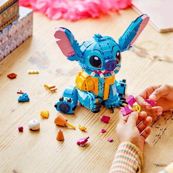LEGO ǀ Disney Stitch, Jouet de Construction pour Enfants, Set avec Cornet de Glace, Figurine à Construire, Idée Cadeau pour Les Filles et Garçons Dès 9 Ans Fans du Célèbre Film Lilo et Stitch 43249
